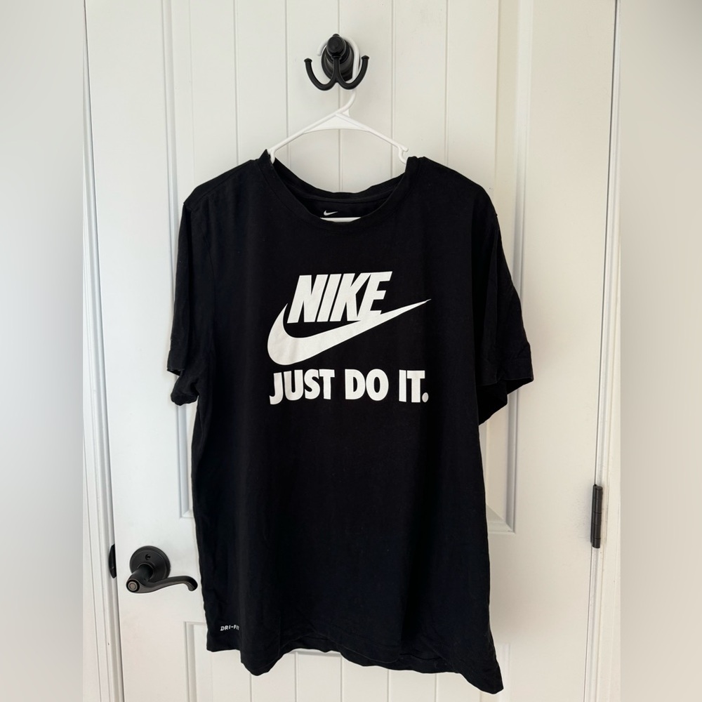 black nike tee